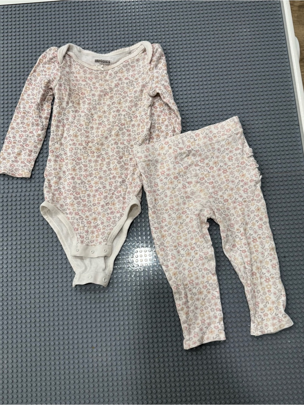 Huggies long sleeve top with leggings set size 12month